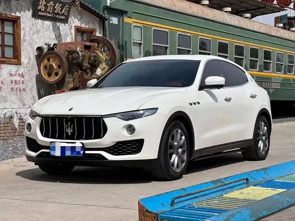 Maserati Levante — фото 1