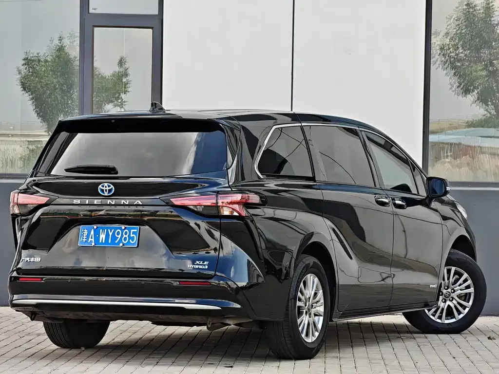 Toyota Sienna 2023 из CN, фото 2