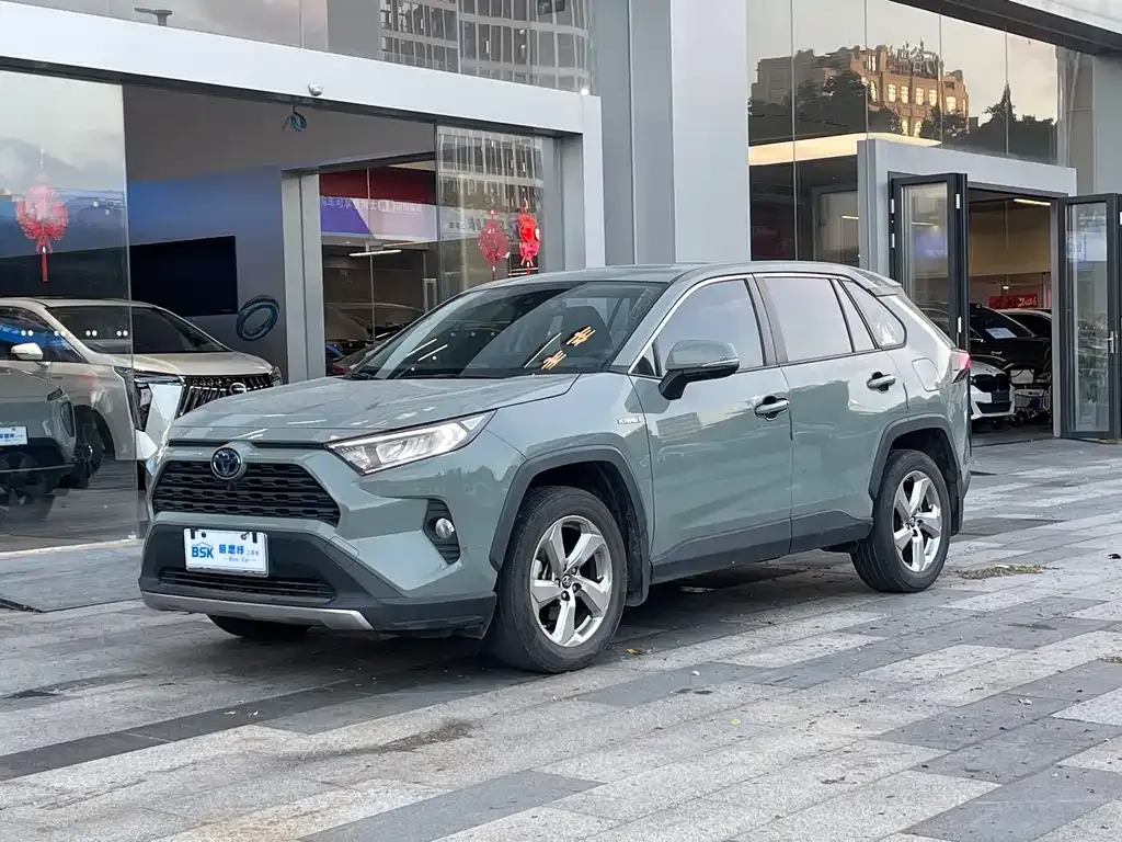 Toyota RAV4 — фото 1
