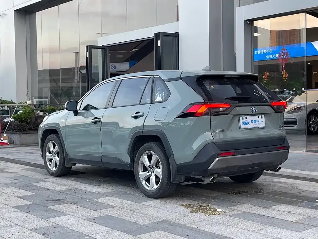 Toyota RAV4 — фото 8