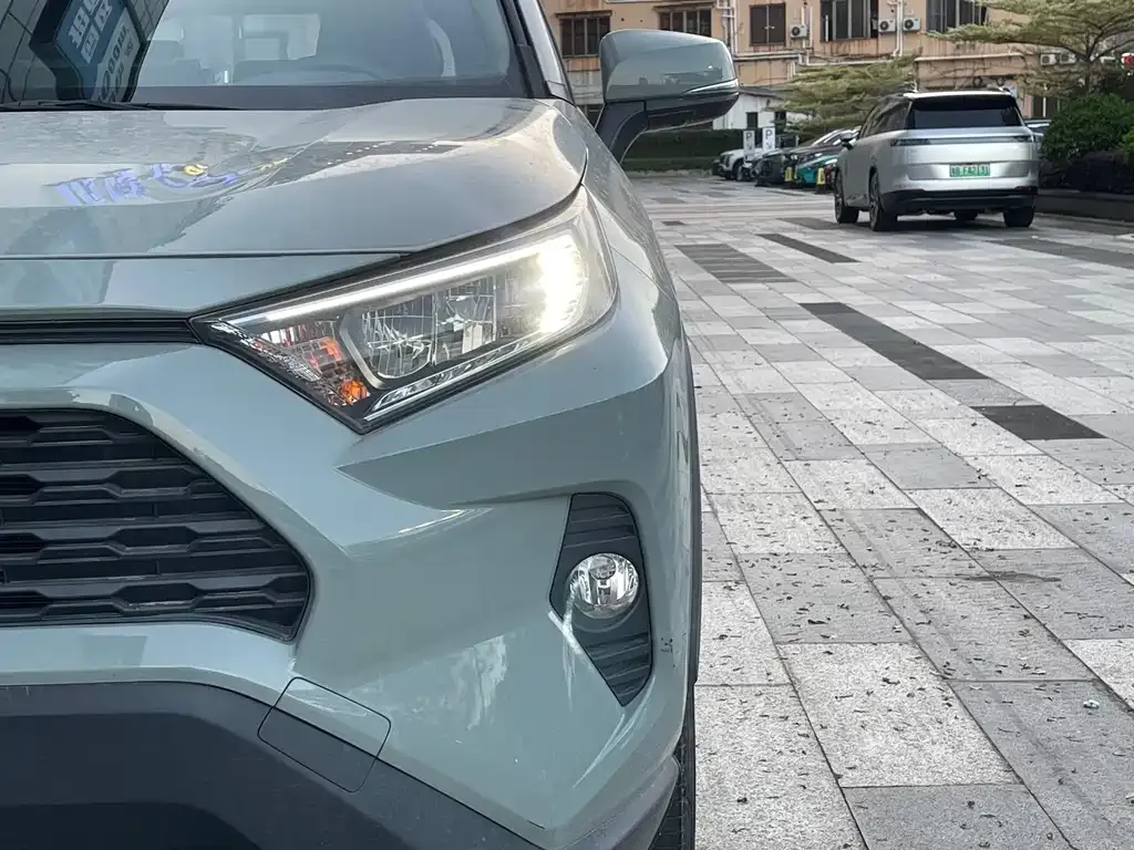 Toyota RAV4 — фото 10