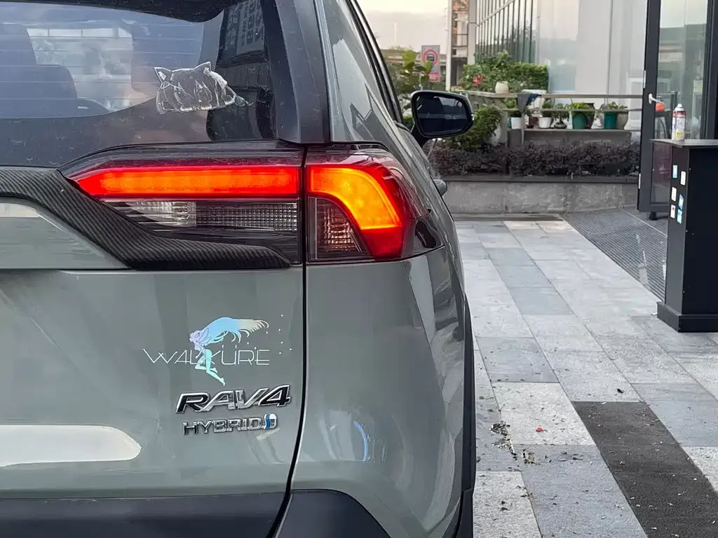 Toyota RAV4 — фото 5