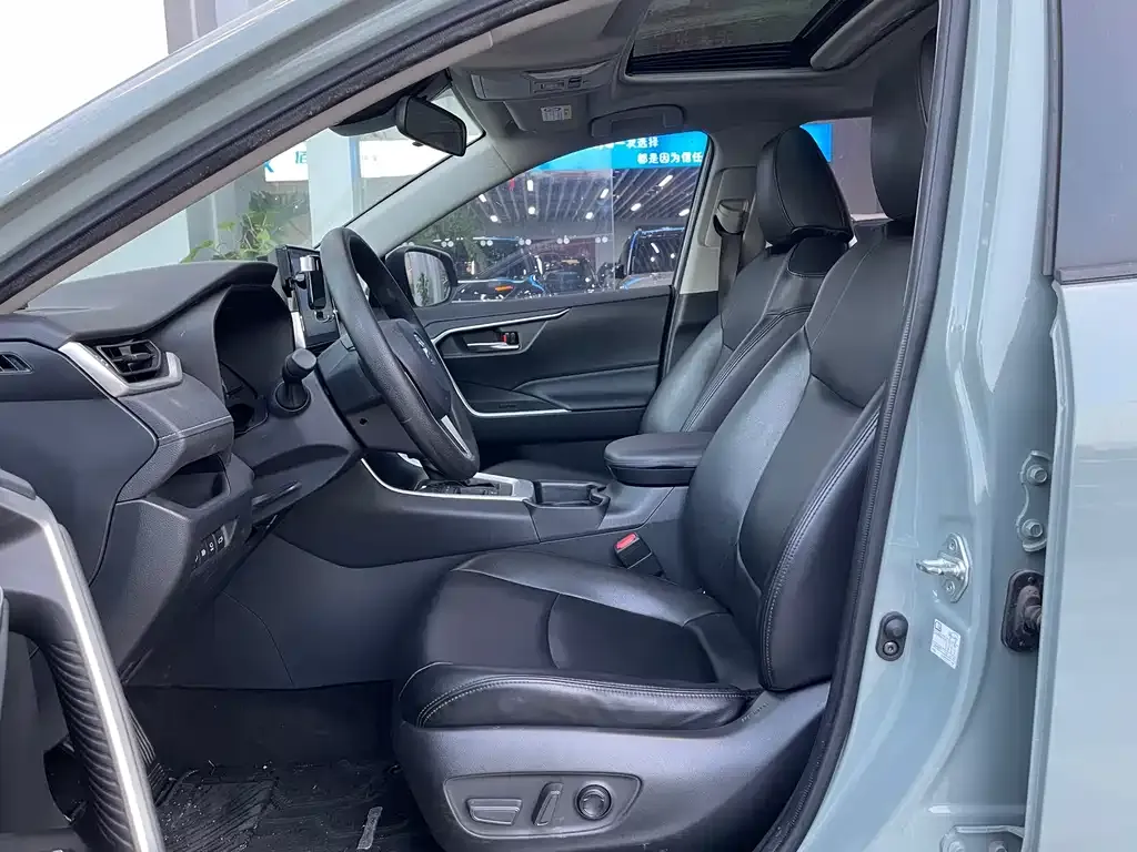 Toyota RAV4 — фото 9