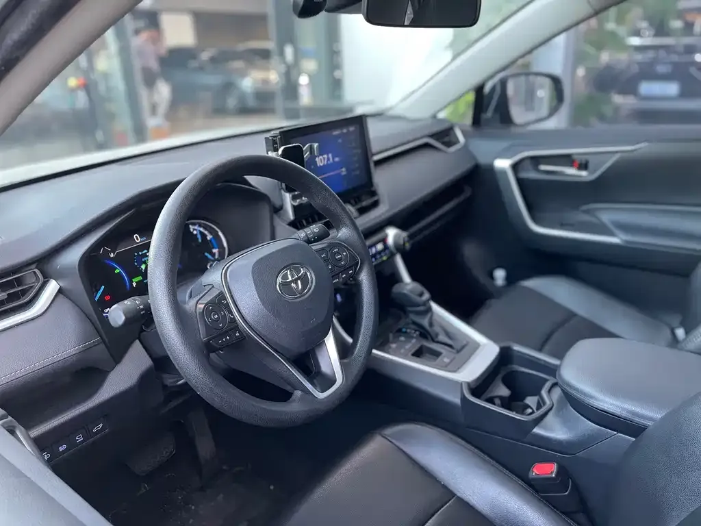 Toyota RAV4 — фото 6