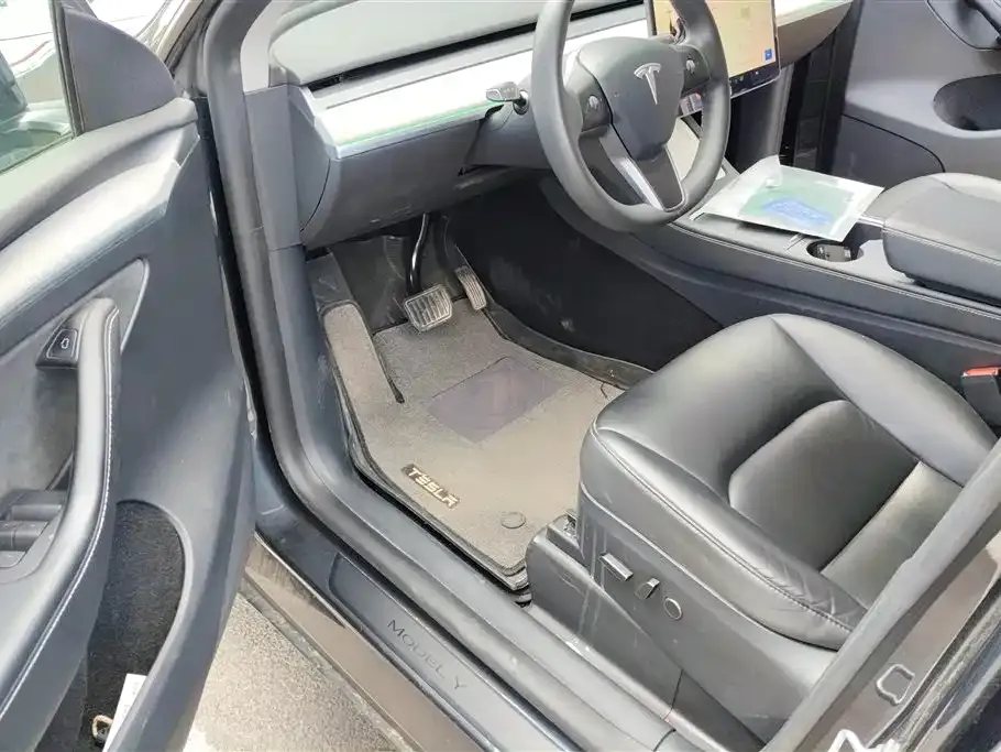 Tesla Model Y — фото 8