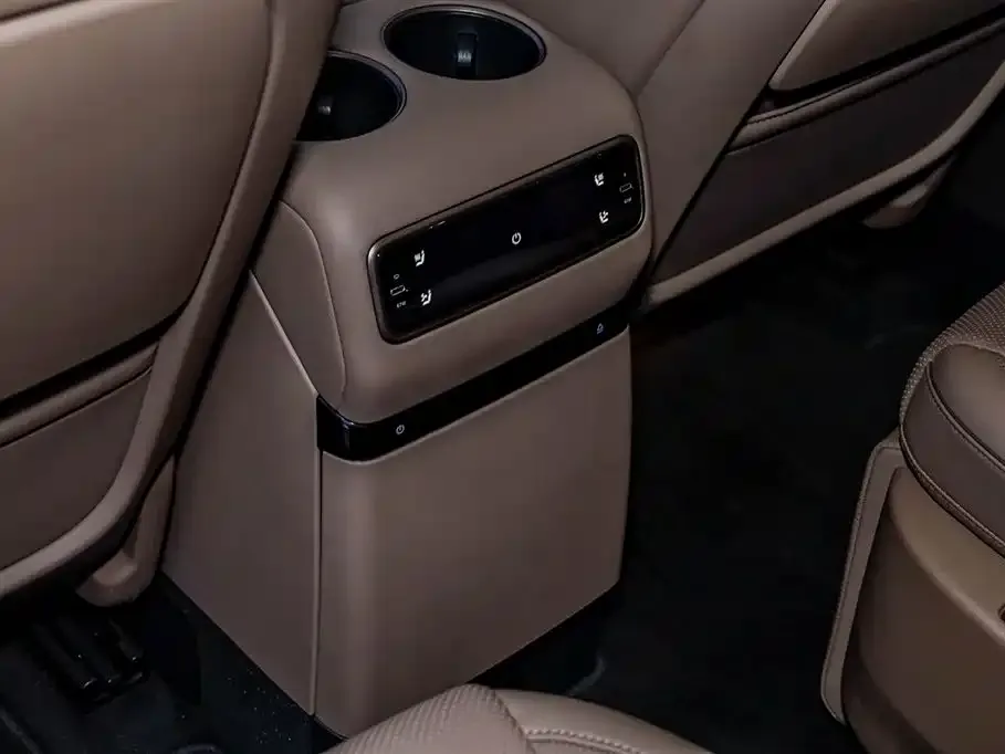 Li Auto i8 — фото 10