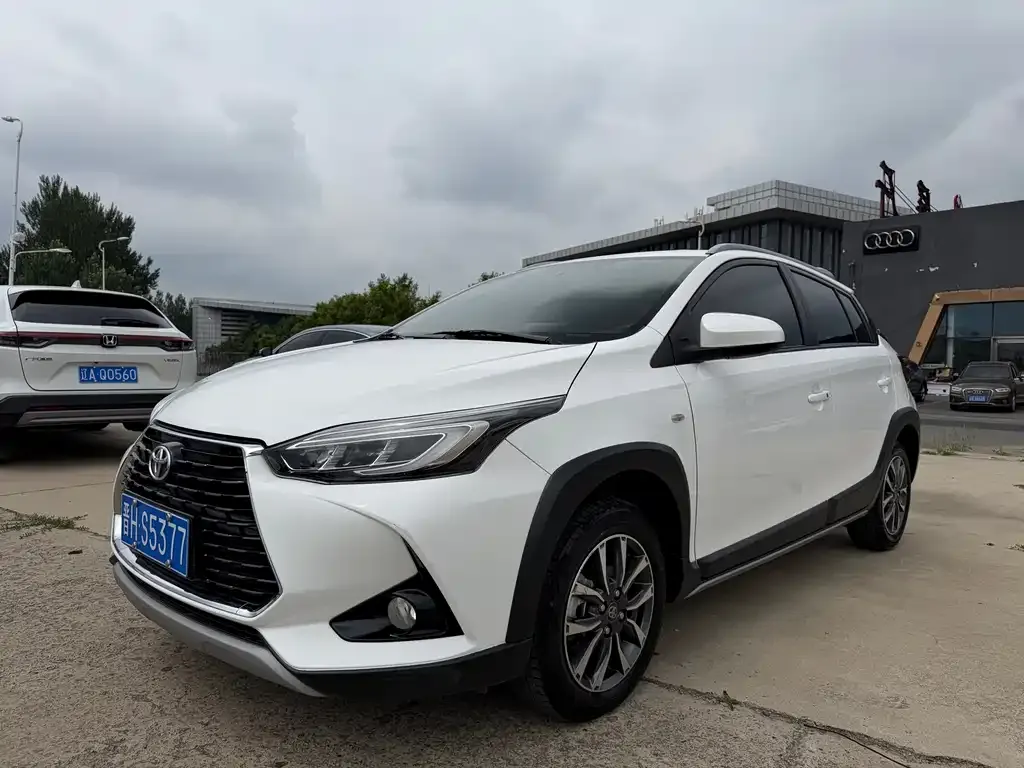 Toyota Yaris L — фото 1
