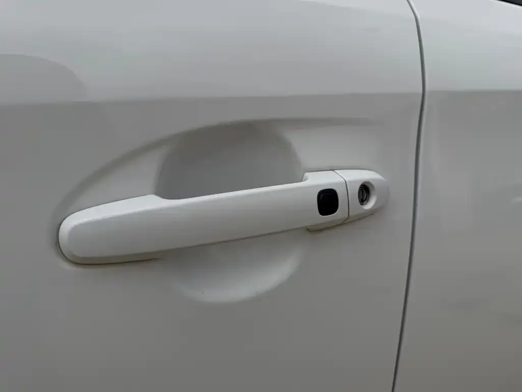 Toyota Yaris L — фото 2