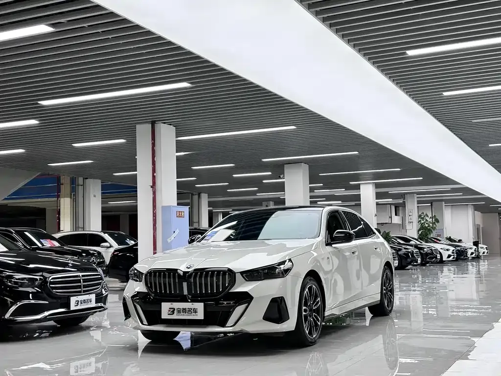 BMW 5 Series — фото 1