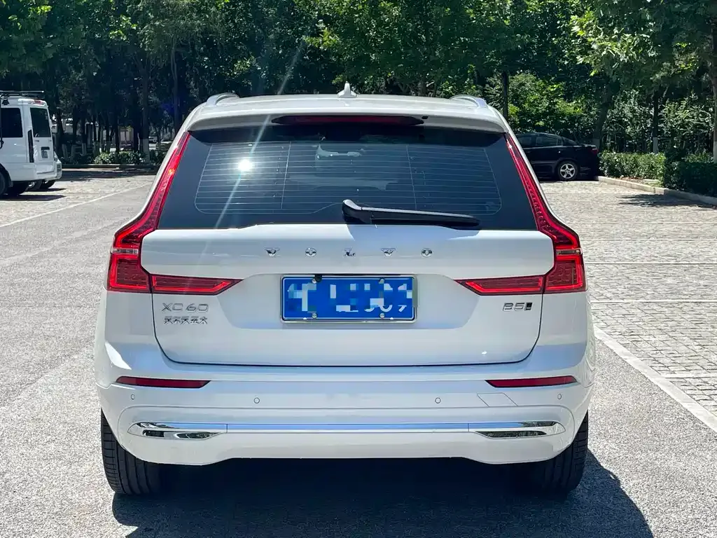 Volvo XC60 — фото 10