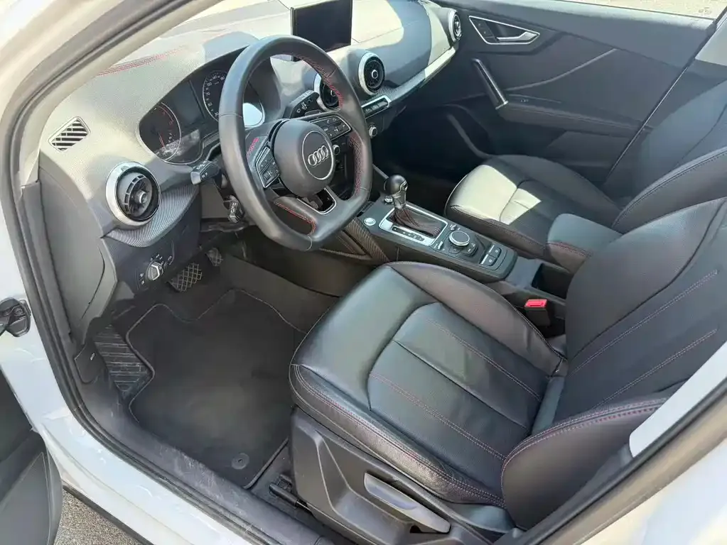 Audi Q2L — фото 6