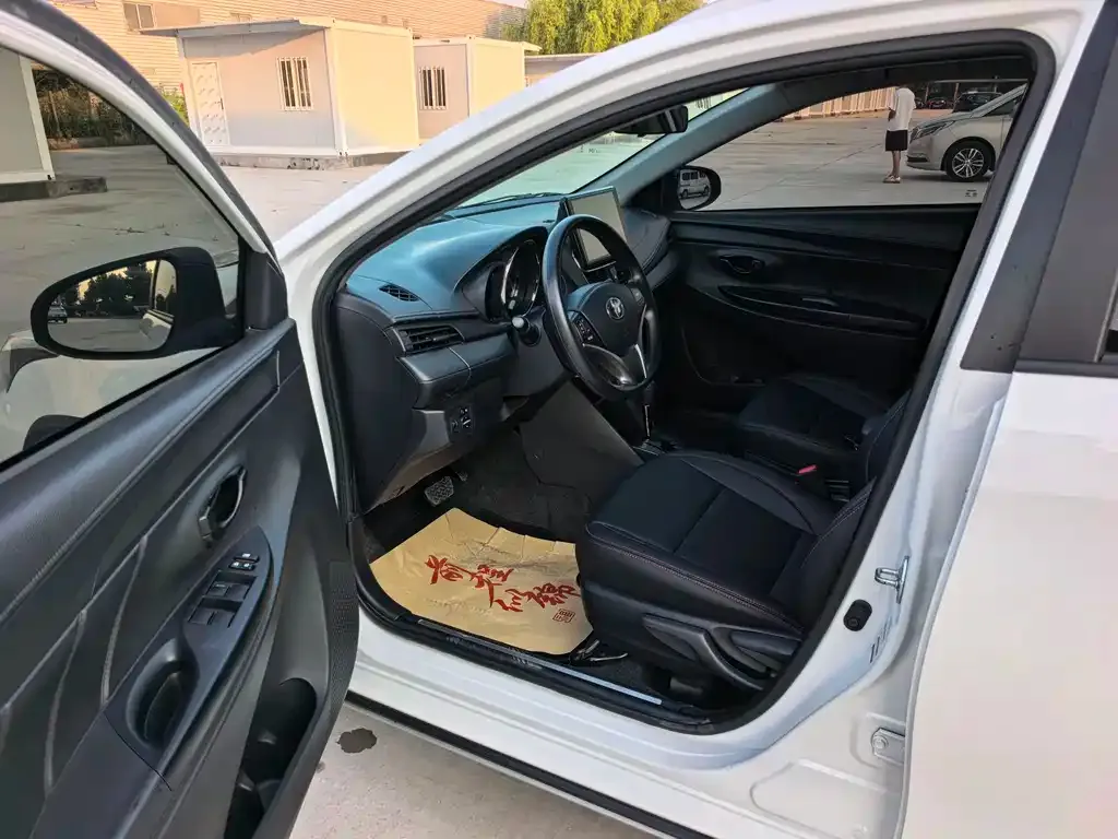 Toyota Yaris L — фото 7