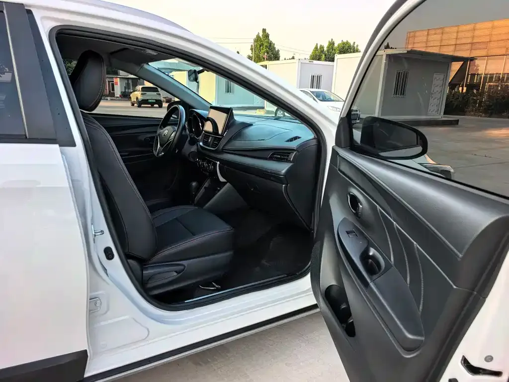 Toyota Yaris L — фото 2