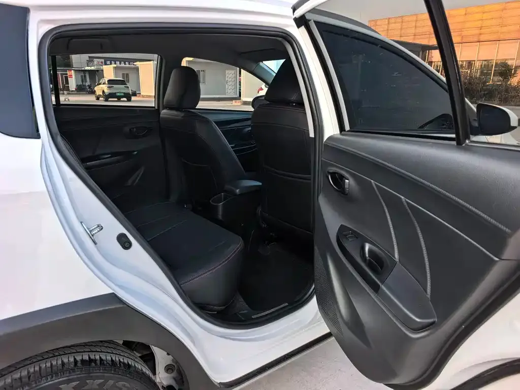 Toyota Yaris L — фото 9