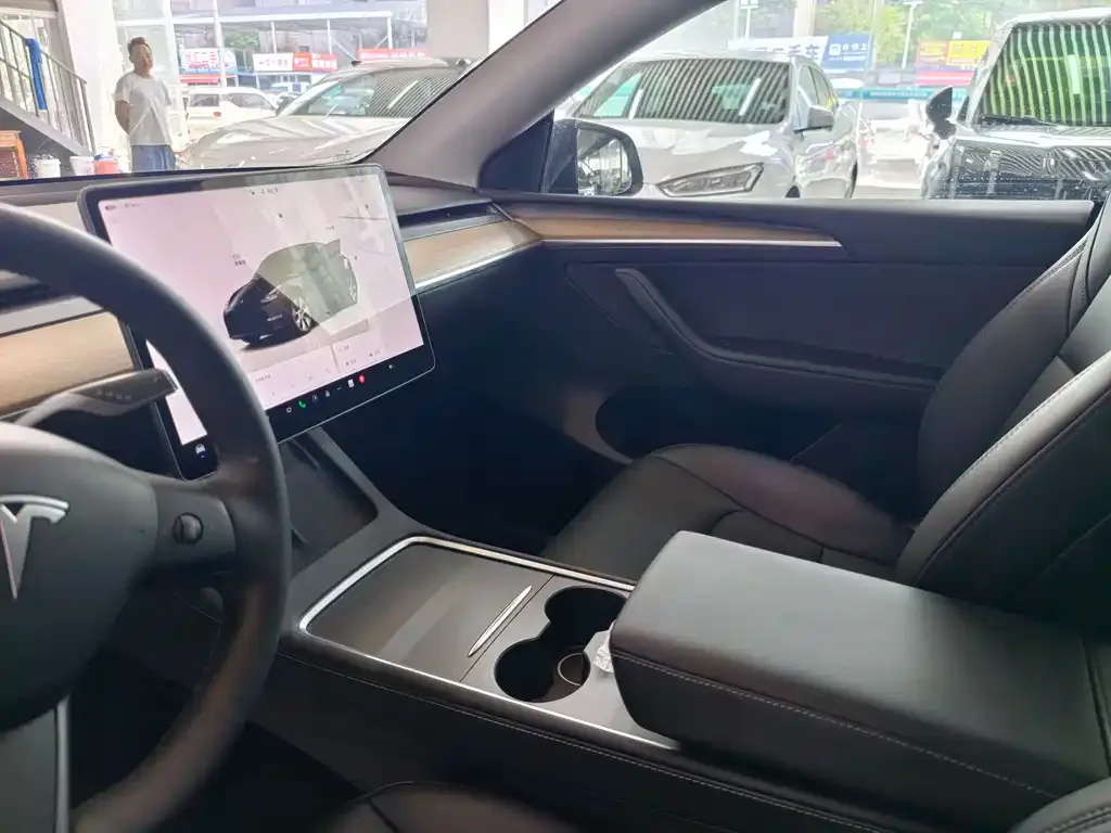 Tesla Model Y — фото 4