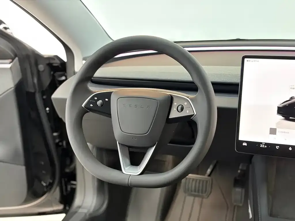 Tesla Model 3 — фото 10