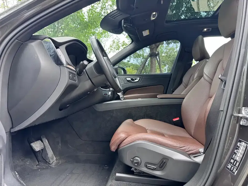 Volvo XC60 2021 из CN, фото 2