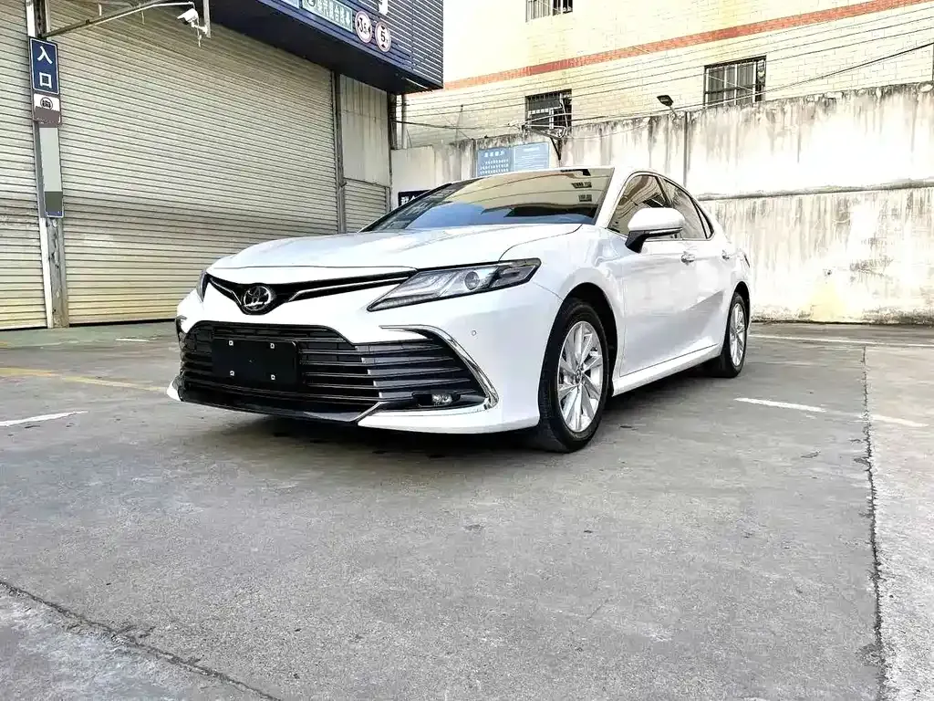 Toyota Camry — фото 1