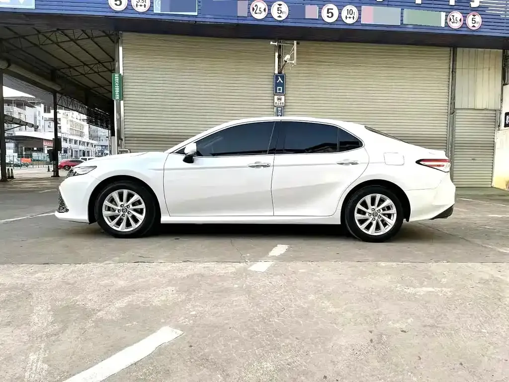 Toyota Camry — фото 3