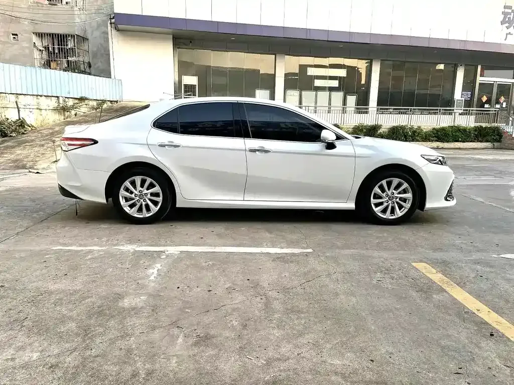 Toyota Camry — фото 5