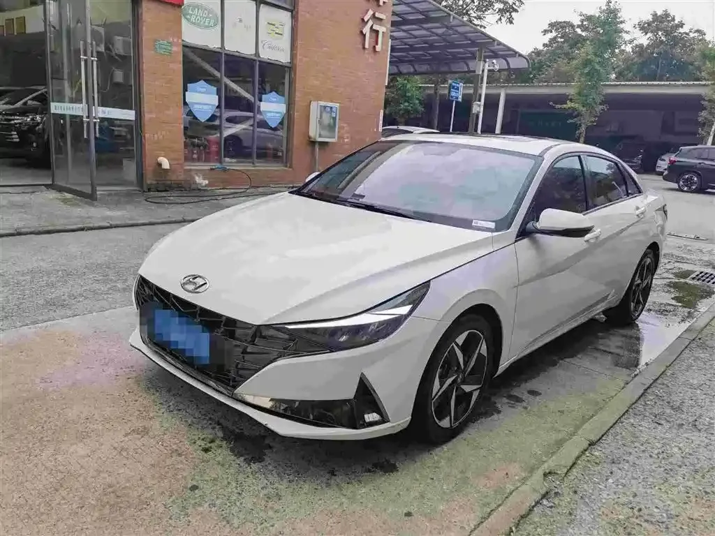 Hyundai Elantra — фото 1