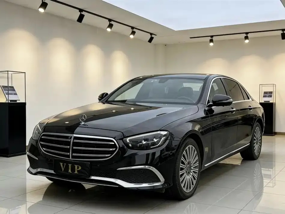 Mercedes-Benz E-Class — фото 1