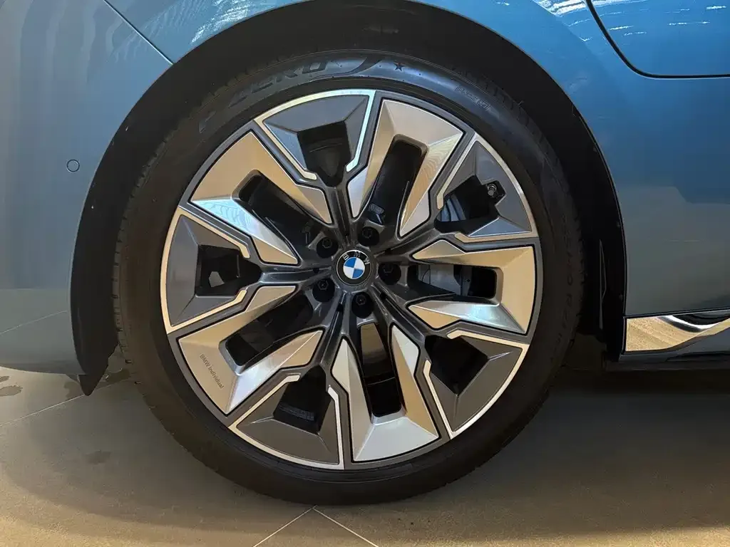 BMW i7 — фото 2