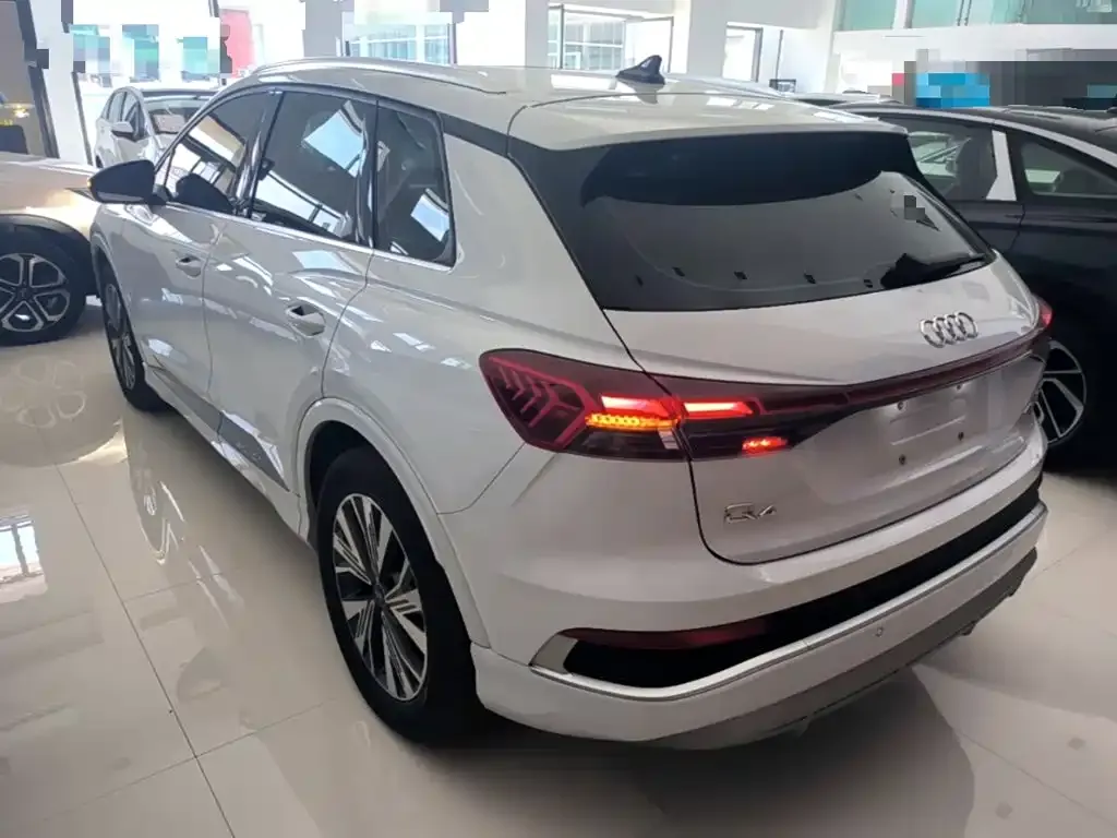 Audi Q4 e-tron — фото 6