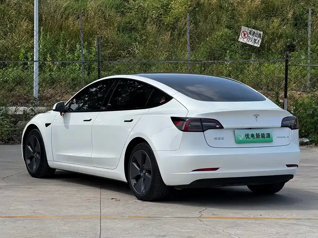 Tesla Model 3 — фото 9