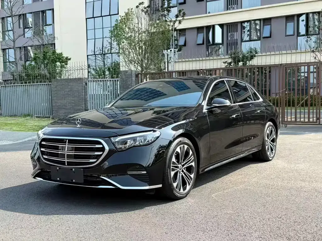 Mercedes-Benz E-Class — фото 1