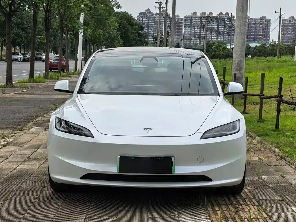 Tesla Model 3 — фото 1