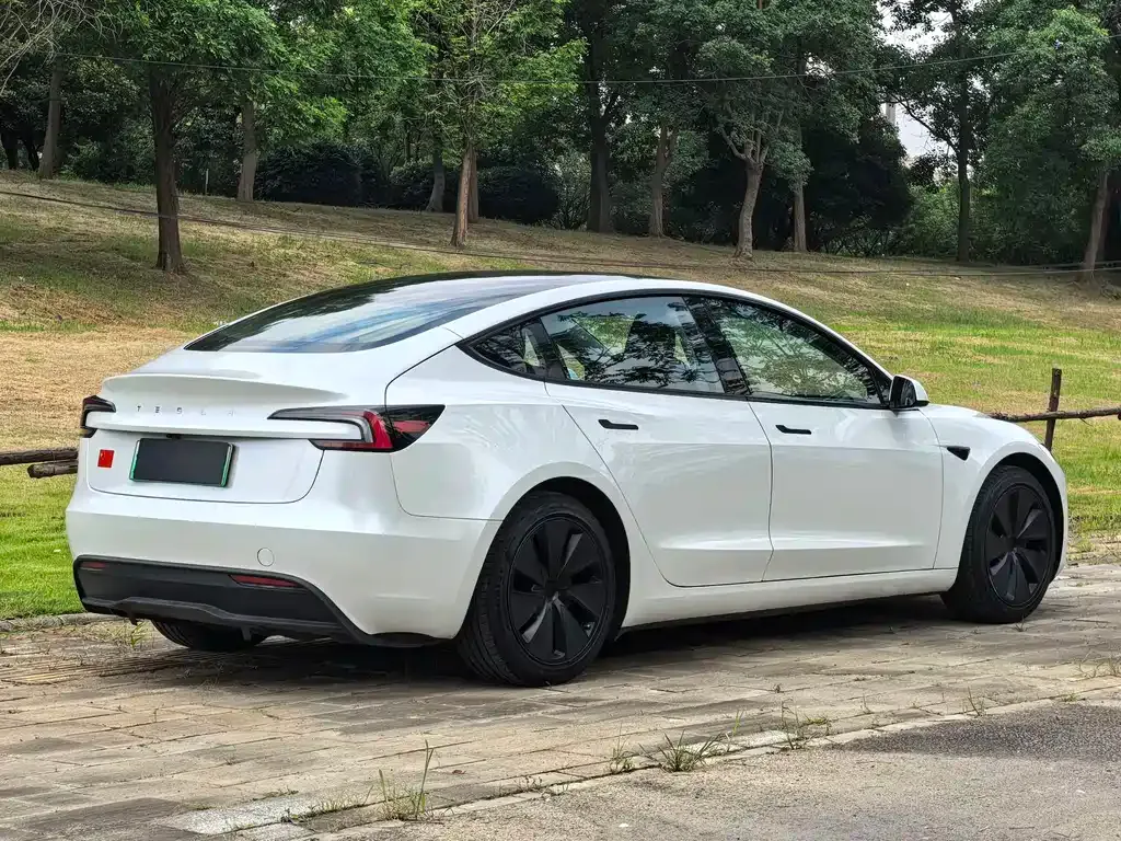 Tesla Model 3 — фото 3