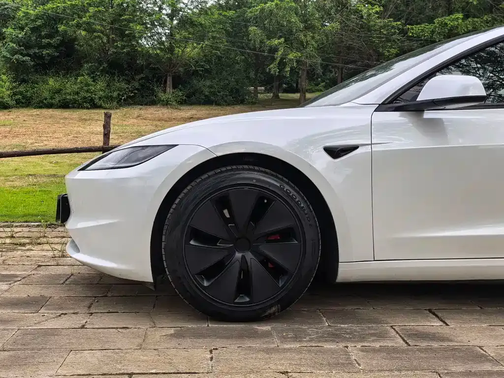 Tesla Model 3 — фото 9
