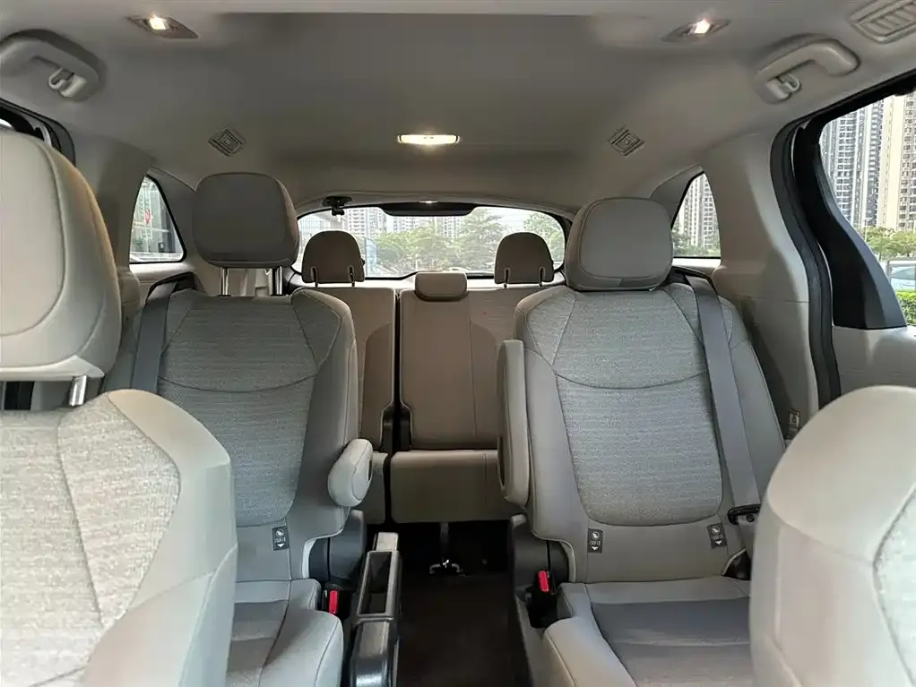 Toyota Sienna 2023 из CN, фото 2
