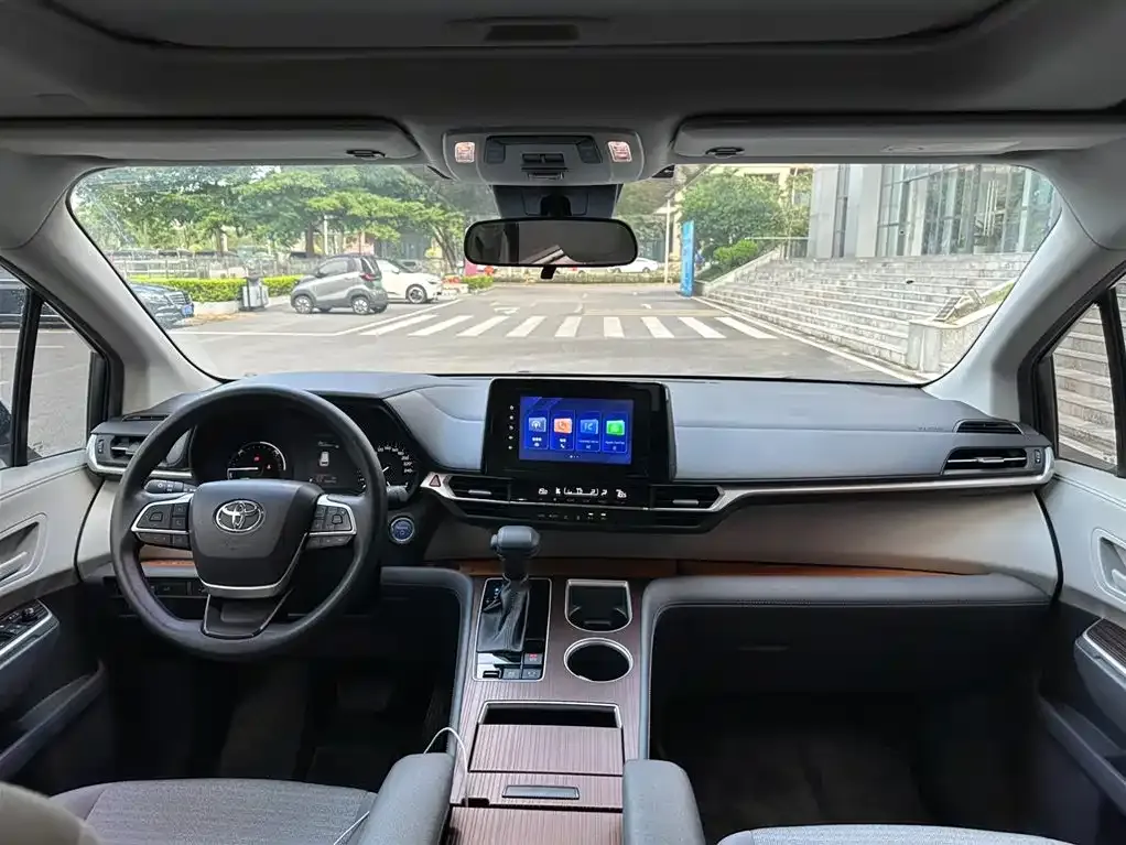 Toyota Sienna 2023 из CN, фото 4