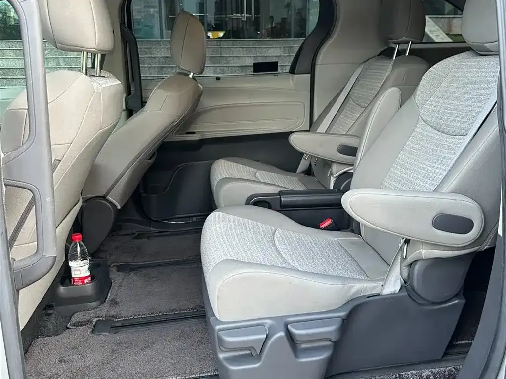 Toyota Sienna 2023 из CN, фото 3