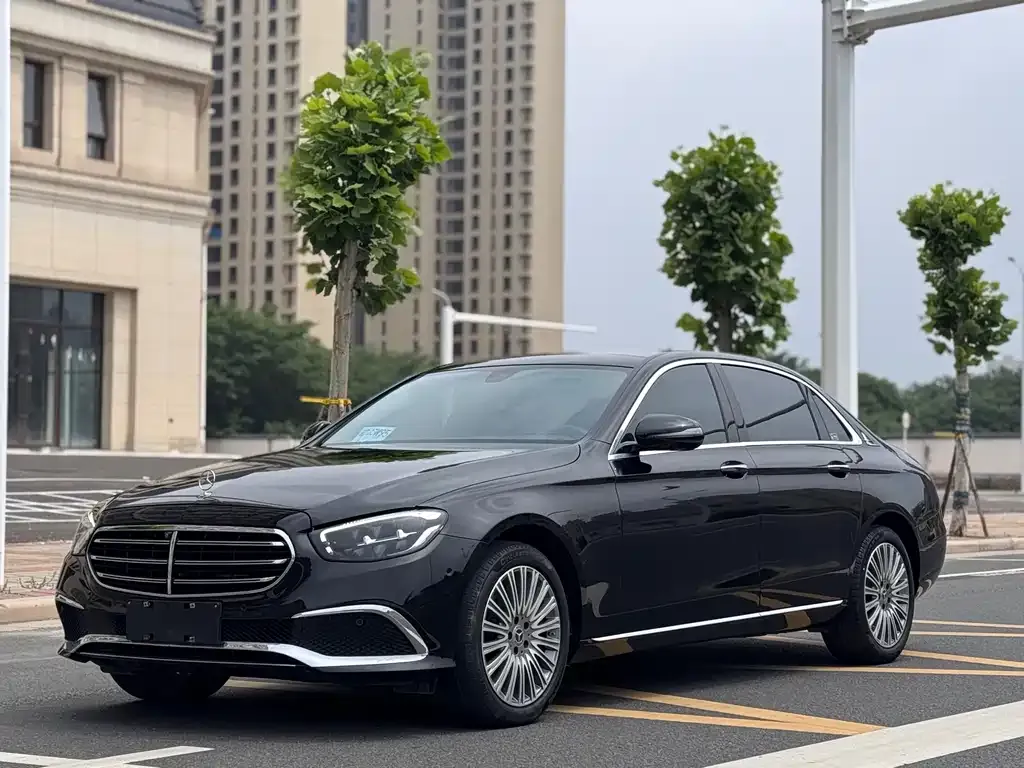 Mercedes-Benz E-Class — фото 1