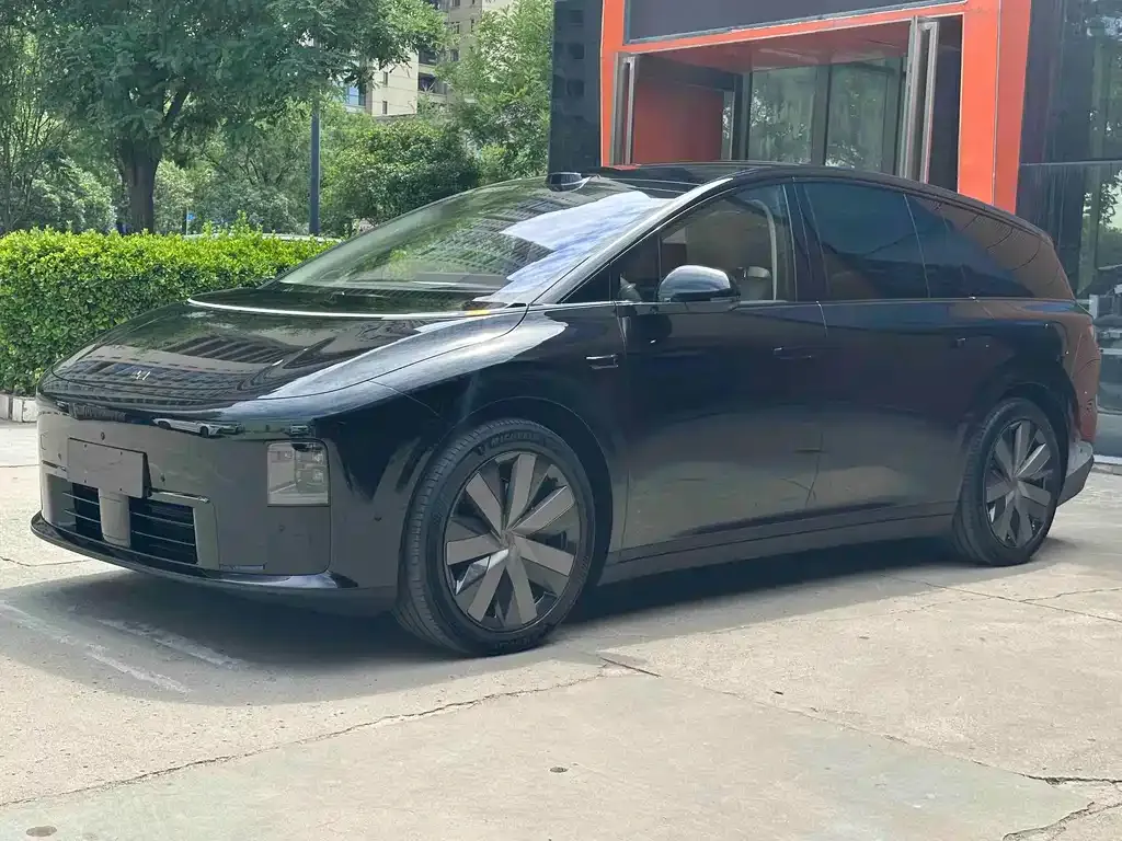 Li Auto i8 — фото 1