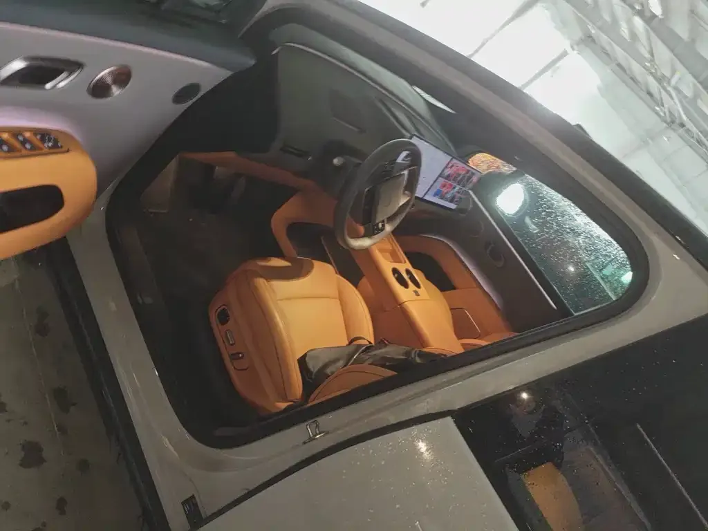 Li Auto i8 — фото 7