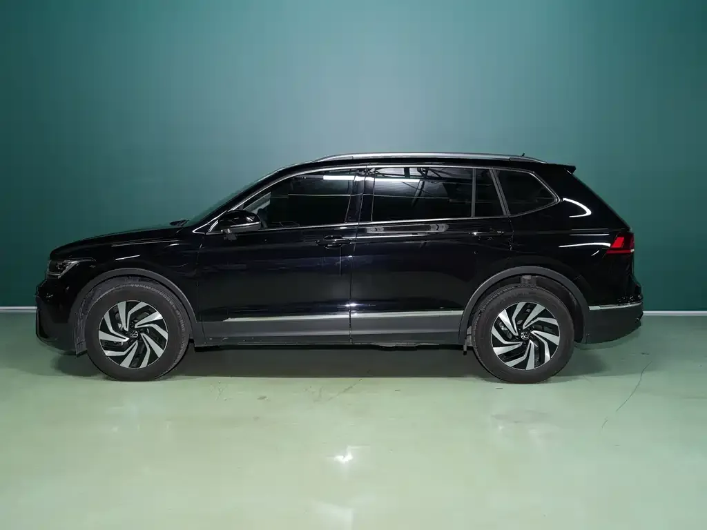 Volkswagen Tiguan L — фото 9