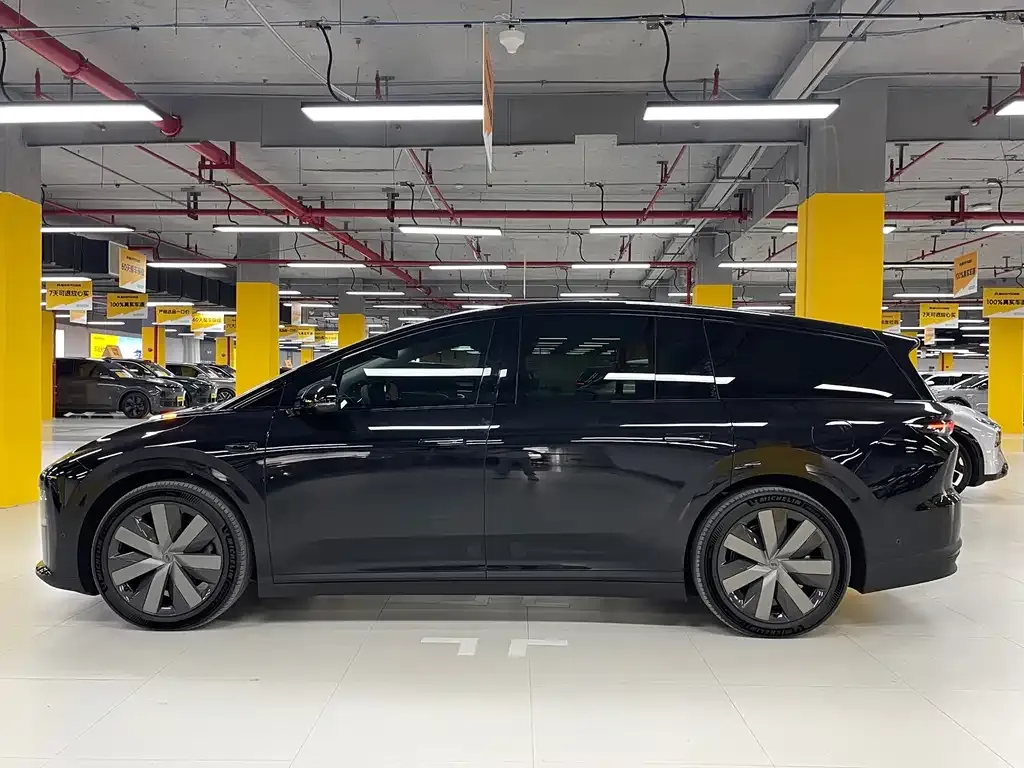 Li Auto i8 — фото 9