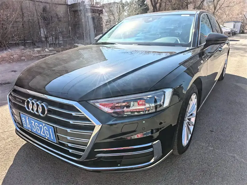 Audi A8 — фото 1