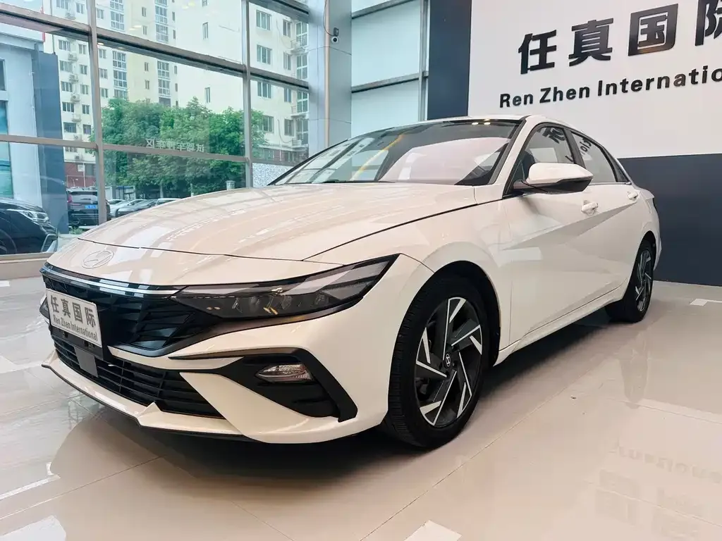 Hyundai Elantra — фото 1