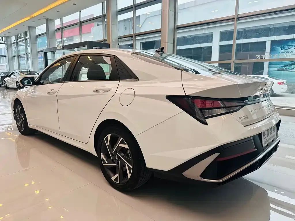 Hyundai Elantra — фото 2
