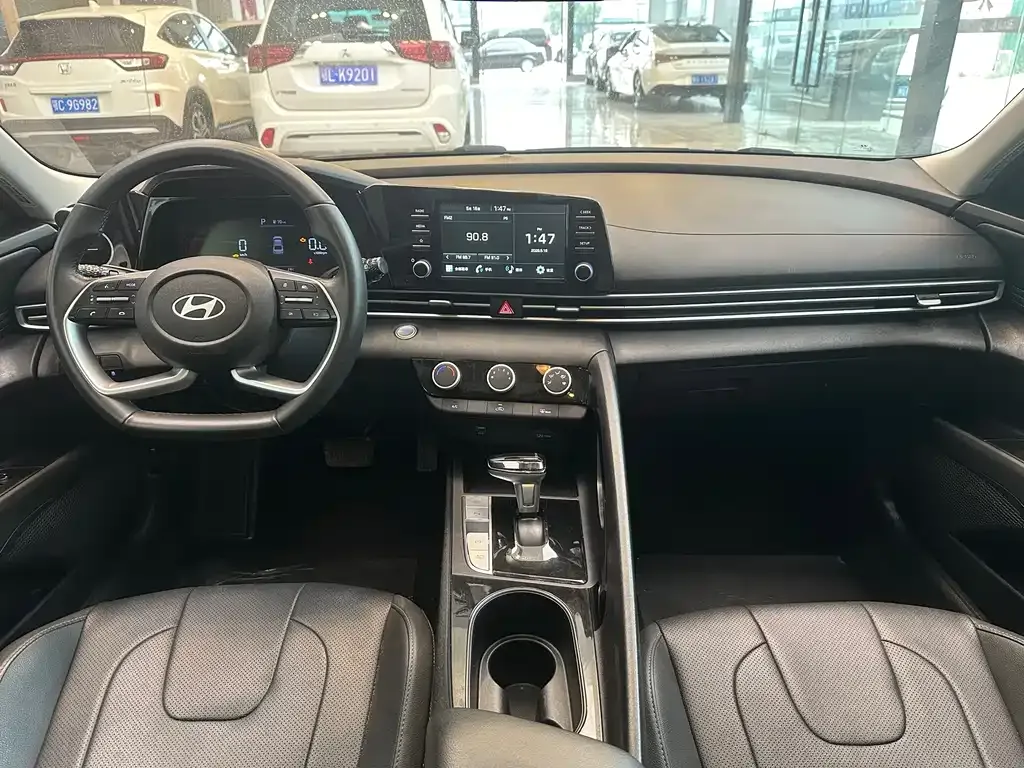 Hyundai Elantra — фото 7