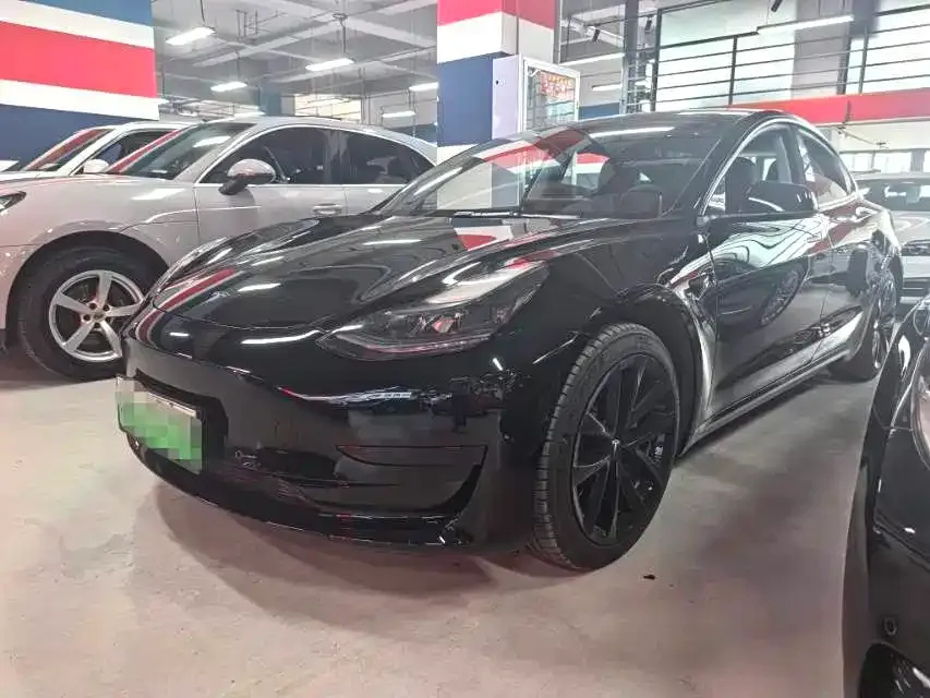 Tesla Model 3 — фото 1