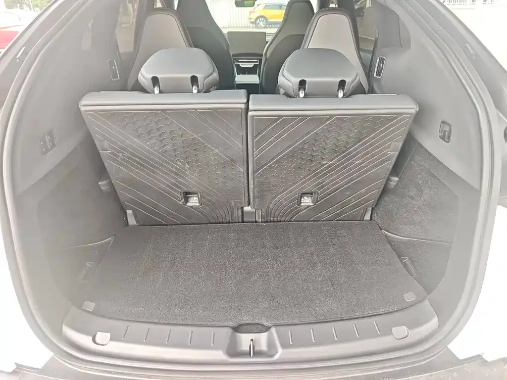 Tesla Model Y L — фото 10