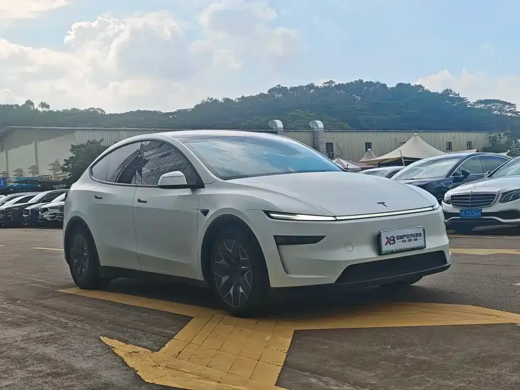 Tesla Model Y L — фото 3