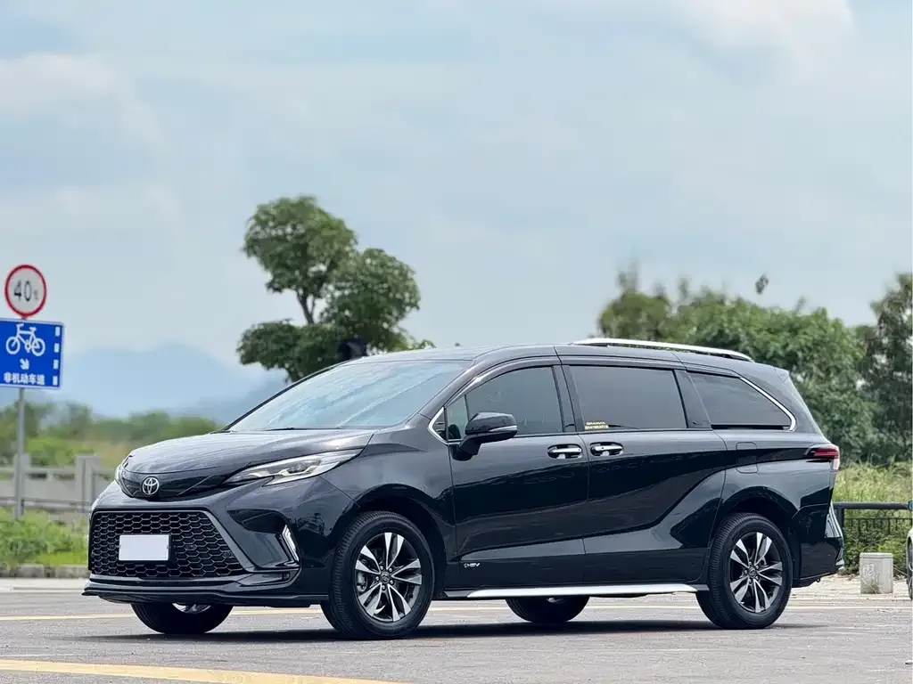 Toyota Granvia — фото 1