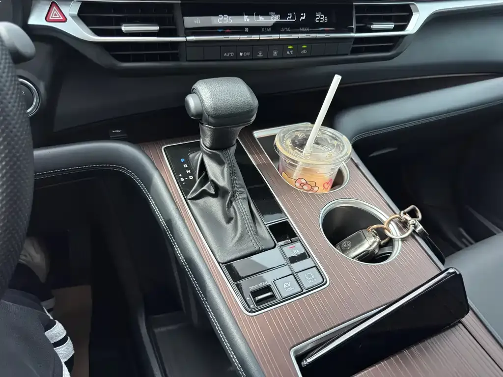 Toyota Granvia — фото 10